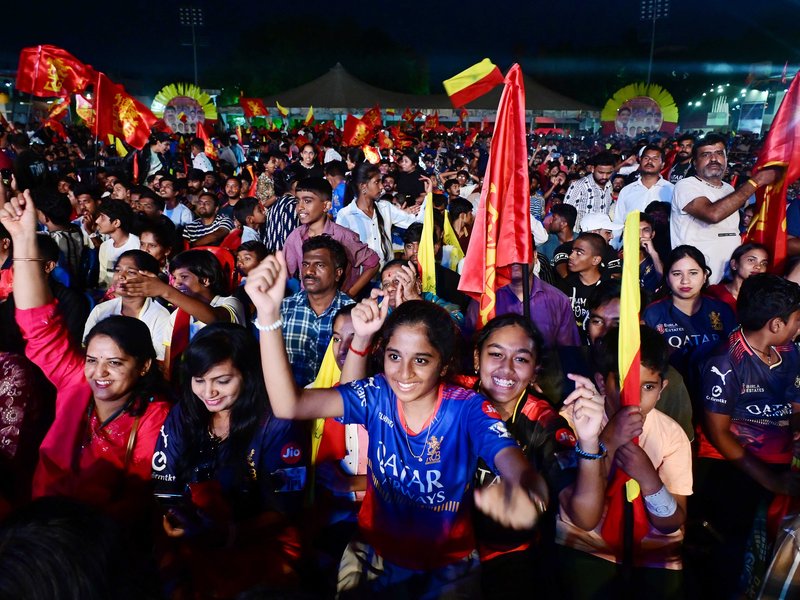 IPL has helped overseas players to get used to intimidating crowds in India: Nasser Hussain