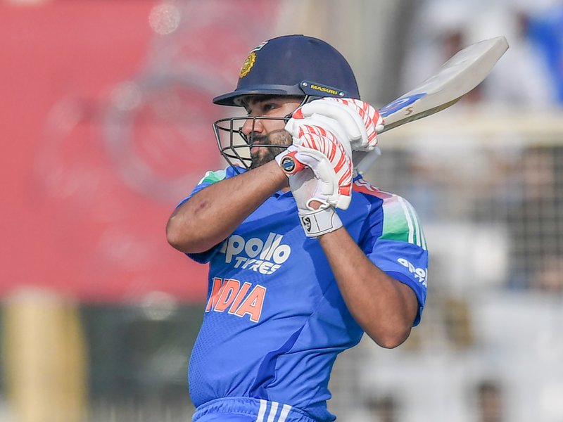 शाहिद अफरीदी को पछाड़कर रोहित शर्मा बने वनडे फॉर्मेट में 'सिक्सर किंग'