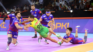 Dabang Delhi halts Patna Pirates' second-half comeback attempt and win by one point in a Season 10 match of the Pro Kabaddi League (PKL) at the NSCI in Mumbai on Friday. Photo credit: PKL