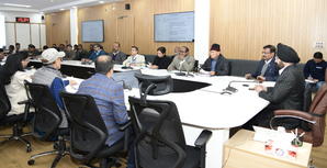 बैठक करते मुख्य सचिव डॉ. संधु