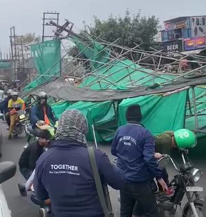 नोएडा में निर्माणाधीन इमारत पर लगी शटरिंग गिरी, कई गाड़ियां क्षतिग्रस्त, मिट्‌टी धंसने से हादसा
