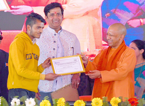 विकसित देश-प्रदेश के लिए निवेश आवश्यक : मुख्यमंत्री योगी