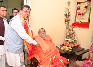 Chief Minister Dhami met Jagadguru Shankaracharya Swami Rajrajeshwarashram Maharaj, took blessings