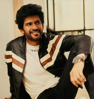 Telugu actor Naveen Polishetty meets with road accident in US, fractures arm