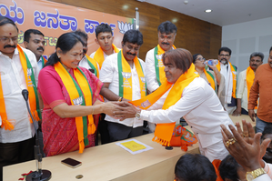 Former Congress MLA Akhanda Srinivas Murthy joins BJP in Karnataka