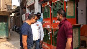 काशी के चुनावी तापमान के बीच मोदी कूलर देगी ठंडक का एहसास, खरीदारी को लेकर क्रेज  