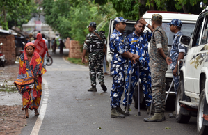 Barrackpore : Security personnel stand guard outside a polling booth during the 5th Phase of General Elections-2024 in Barrackpore, Monday, May 20, 2024.(IANS/Abhijit Addya)
