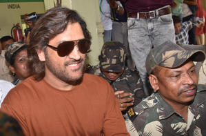 Dhoni, Gambhir, Kapil Dev cast their vote in Phase 6