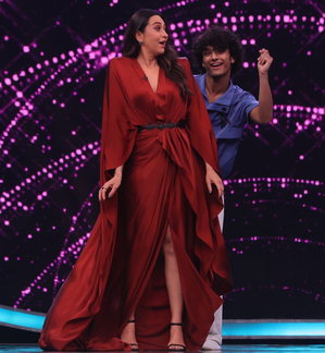 Karisma Kapoor shakes a leg to 'Haye Hukku' with 'IBD 4' contestant 