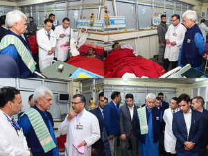 J&K LG visits injured; Kharge, Farooq slam Gagangir attack, Pakistan