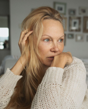 Pamela Anderson finds it hard to watch herself on the big screen	