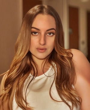 ‘Asli’ Sonakshi shares a glimpse of herself in ‘golden hour’
