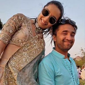 Gogo ke bacche’ Shraddha, Siddhanth pose for a picture