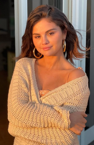Selena Gomez deletes video of herself crying over deportation of illegal immigrants