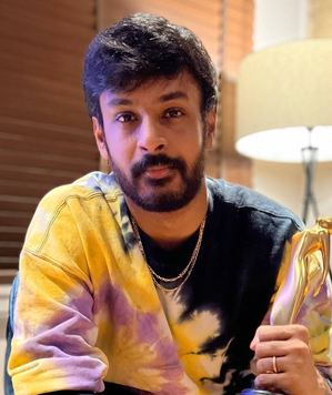 Music director Leon James honours work commitment despite dad’s demise; Wins hearts 