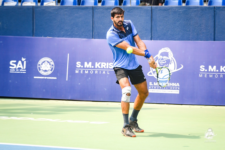 Raghav Jaisinghani stuns Alexandr Binda to cruise into second round of the SM Krishna Memorial Open at the SM Krishna Tennis Stadium in Bengaluru on Wednesday. Photo credit: KSLTA 