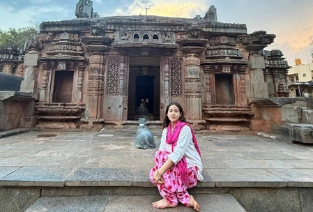 Sara Ali Khan seeks blessings at the Chandramauleshwara Temple