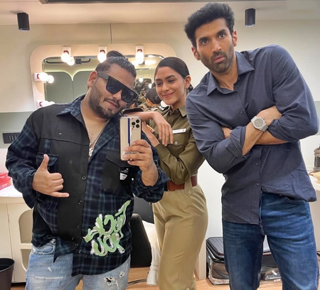 Mrunal Thakur treats us with a goofy throwback pic with her 'Gumraah' co-star Aditya Roy Kapur