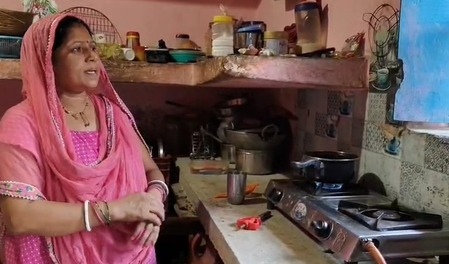 Jharkhand’s Rekha Devi counts the benefits of PM Ujjwala Yojana, thanks PM Modi (IANS)