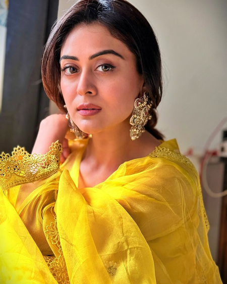 Falaq Naaz questions loyalty of fellow Muslim celebs for staying silent amid rising Indo-Pak tensions