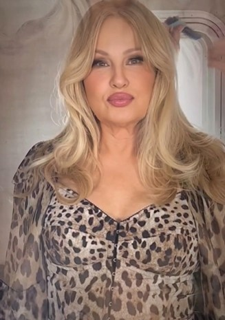 Jennifer Coolidge urges graduates to explore 'absurd possibilities' in speech