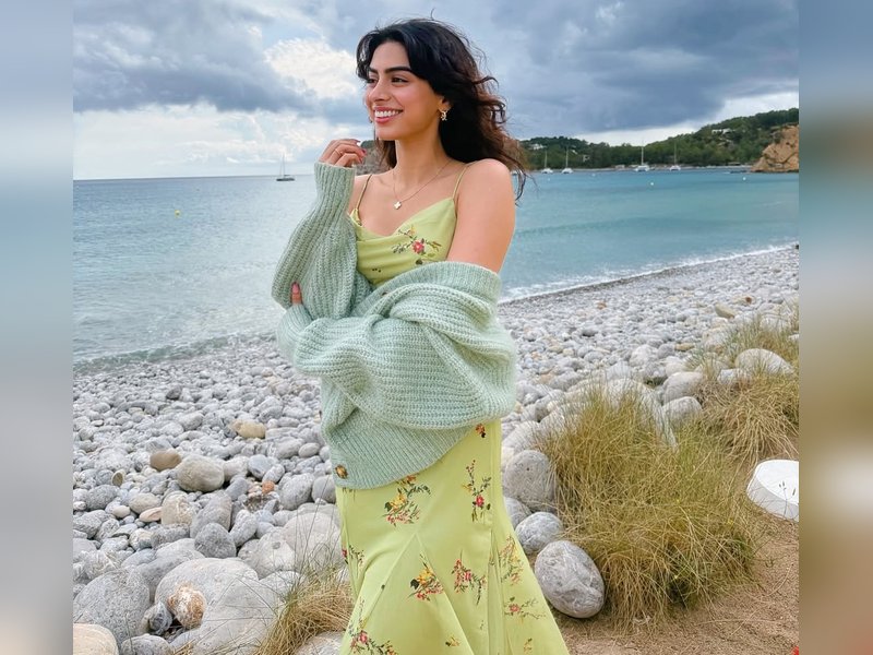 Janhvi Kapoor says 'I miss you’ll' to sister Khushi who is off on a vacation