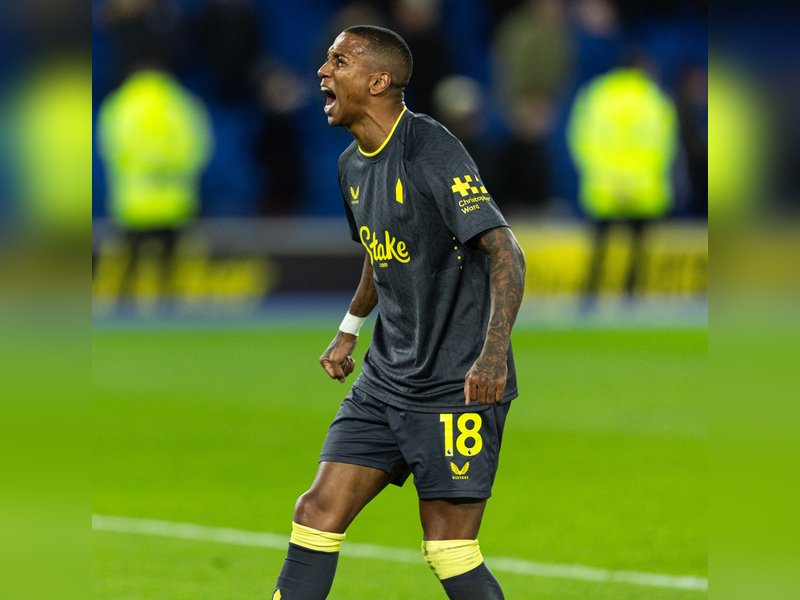 Ashley Young, Begovic & Virginia to leave Everton upon season's conclusion, informs manager David Moyes as they get ready for their last round match. Photo credit: Everton 