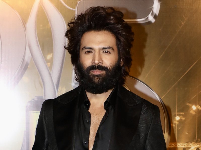 Kartik Aaryan celebrates his dual wins, calls it a rare moment in an actor’s life