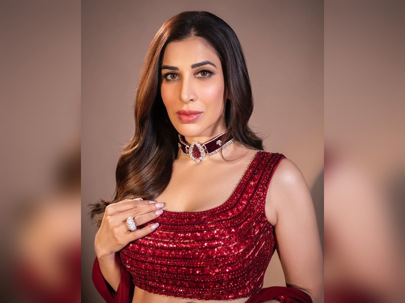 Sophie Choudry can’t wait to see Hrithik Roshan slay in ‘War 2’