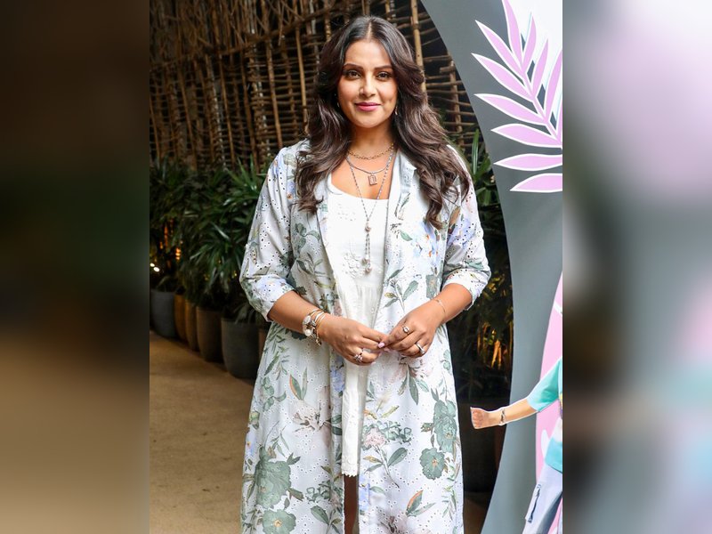 Bipasha Basu captures daughter Devi's pretend play as she makes a necklace 