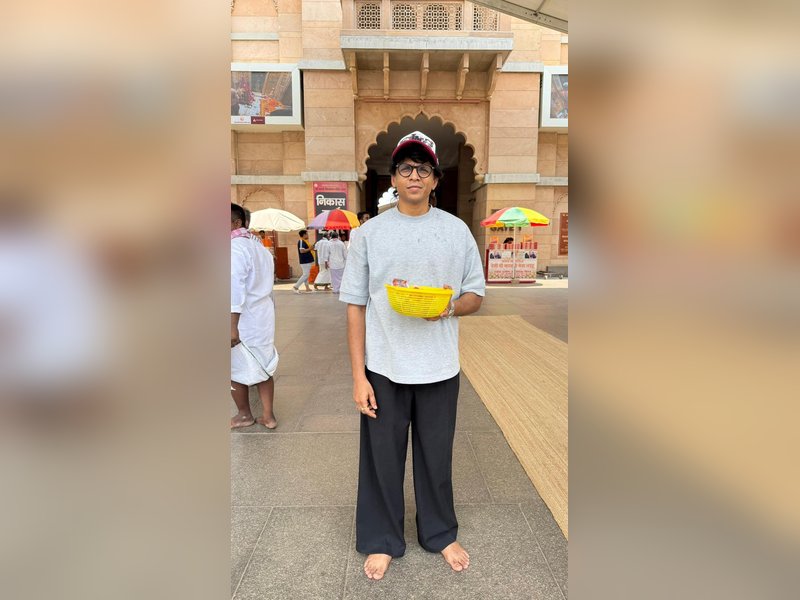 Abhijeet Sawant seeks divine blessings at Kashi Vishwanath Temple 