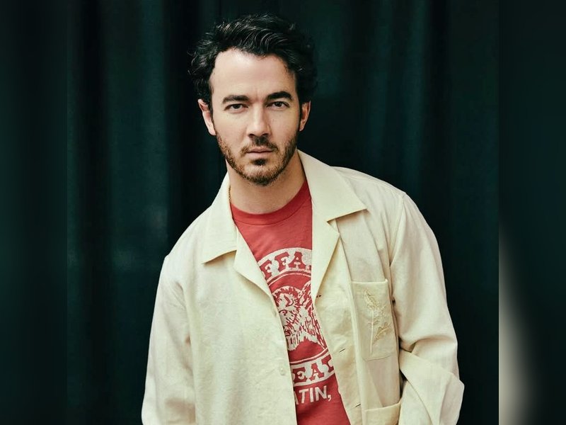 Kevin Jonas is seeing therapist to cope with professional life	