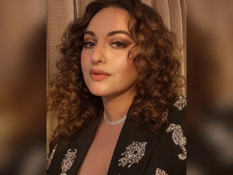 Sonakshi Sinha shells retro vibes in this throwback pic with Shaheen Bhatt & Anushka Ranjan