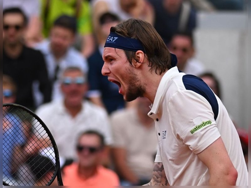 Alexander Bublik of Kazakhstan stuns Alex de Minaur of Australia with thrilling five-set comeback. In the next round, he meets Henrique Rocha, who upset Jakub Mensik at teh French Open on Thursday. Photo credit: Roland-Garros/X