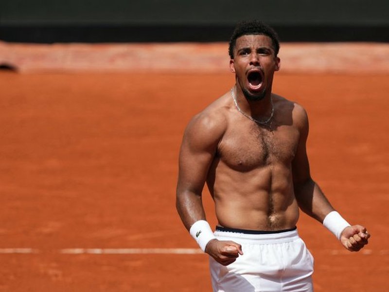 Arthur Fils defies injury to win five-set epic, Zverev advances to men's singles third round at the French Open in Paris on Thursday. Photo credit: ATP Tour