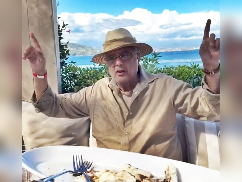 Boney Kapoor gets into Gen Z mode with younger daughter Khushi, her friends	