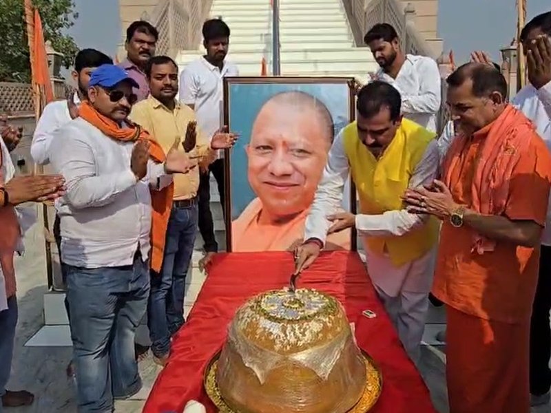 53 kg laddu 'cake' cut to celebrate Yogi Adityanath's birthday (Pic credit: IANS)
