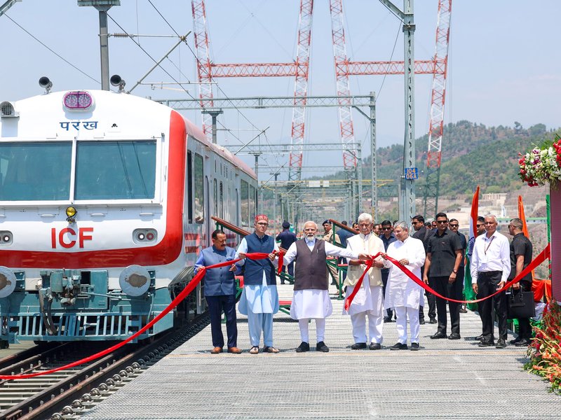 भारतीय रेलवे लगातार सुधार और तकनीक के जरिए नए मानक स्थापित कर रहा है: पीएम मोदी