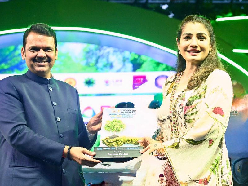 Raveena Tandon honoured by Maharashtra CM Devendra Fadnavis(Image Source: PR)