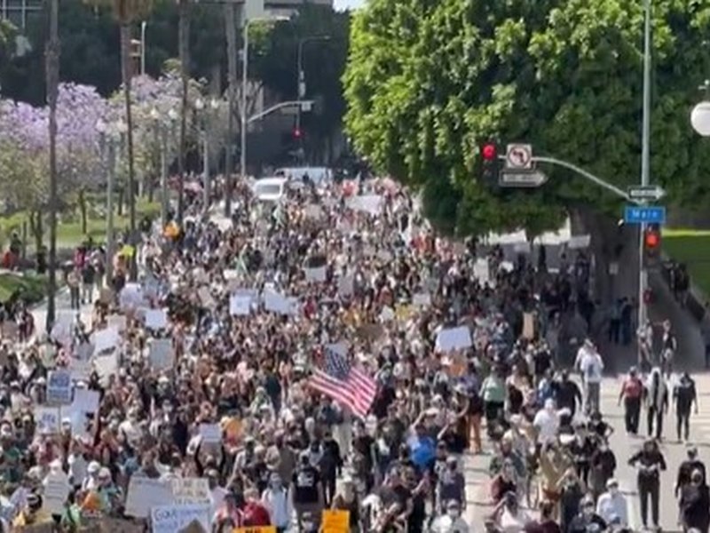 Protesters clash with National Guard troops in Los Angeles
