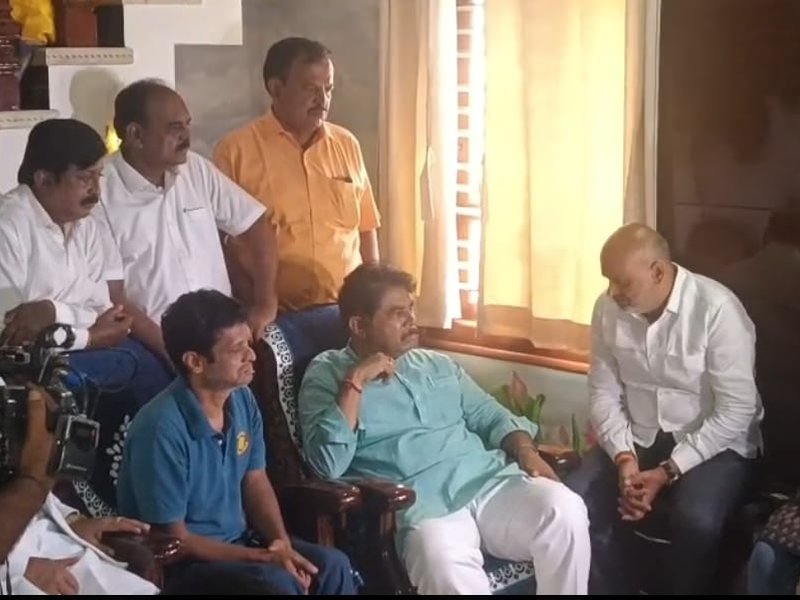 Karnataka BJP leaders visit stampede victim’s parents, assure justice