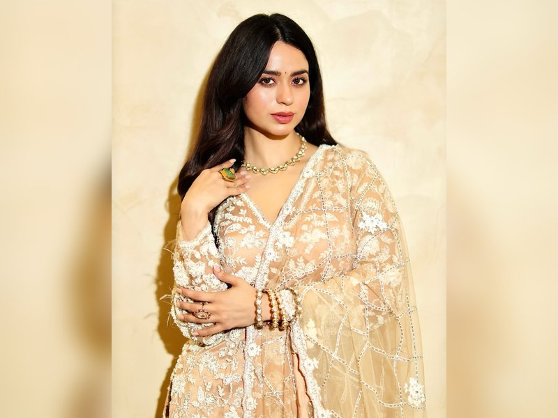 Soundarya Sharma says Akshay Kumar is a different person in front of the camera