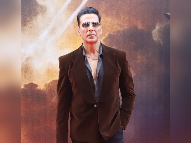 Akshay Kumar, Vicky Kaushal, Alia Bhatt & others express grief over the Air India mishap 