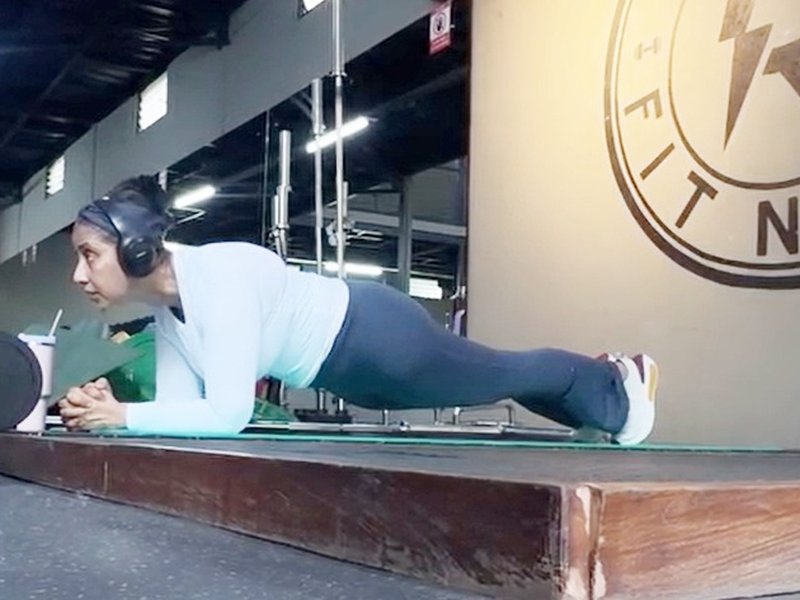 Manisha Koirala flaunts impressive core strength with planks