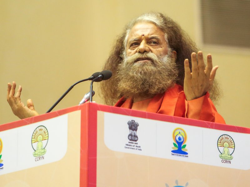 Swami Chidanand Saraswati opposes 'fatwa' against Sara Ali Khan for Kedarnath visit