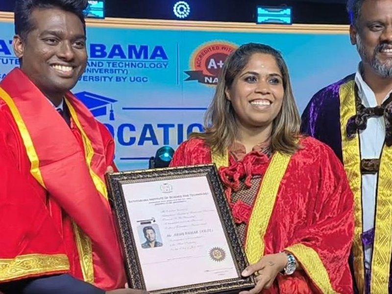 Allu Arjun congratulates Atlee as he receives an honorary doctorate