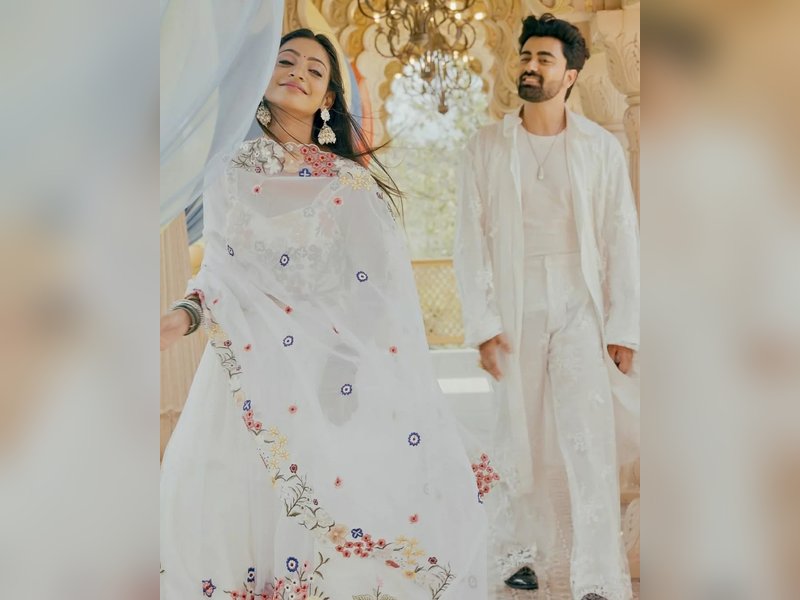 This was Kumbh Mela viral girl Monalisa's first reaction on being offered 'Saadgi'