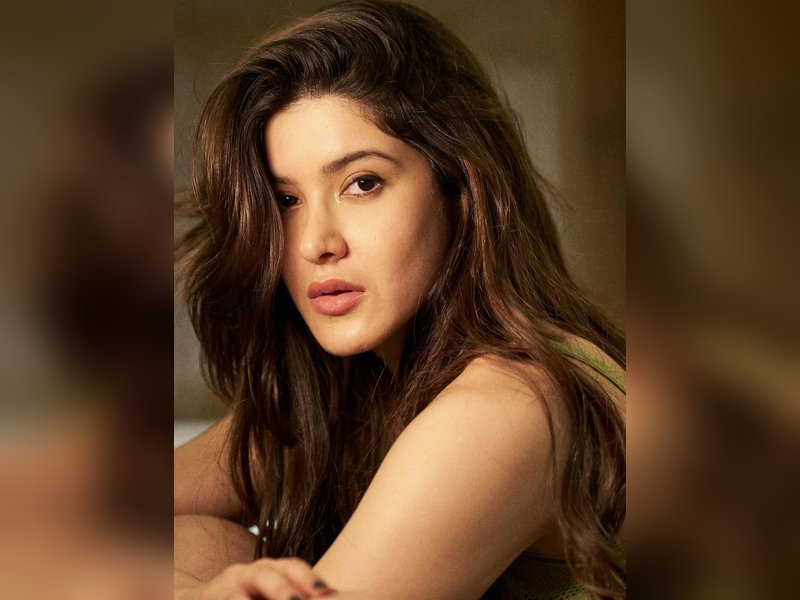 Shanaya can’t stop smiling as Vikrant holds her hand in a BTS glimpse from first outdoor shoot of ‘Aankhon Ki Gustaakhiyan’