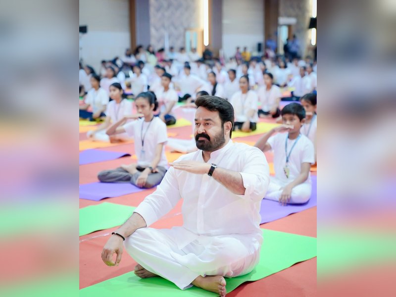 Mohanlal felicitates two iconic Yoga teachers on International Yoga Day