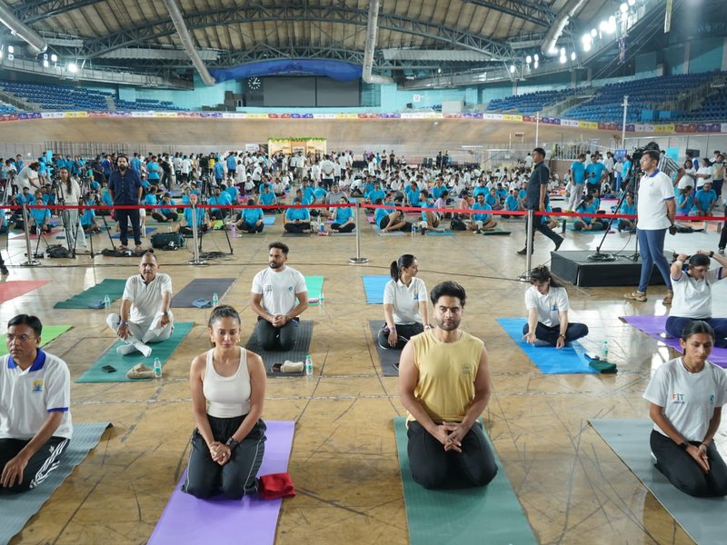 Dr. Mandaviya performs yoga with over 1500 enthusiasts at Indira Gandhi Stadium in Delhi 